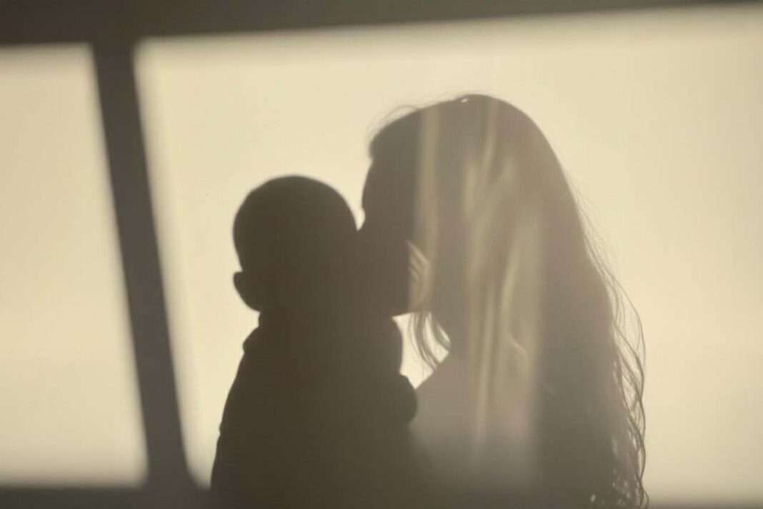 Annelik Silüeti- Kimlik, Baskı ve İnsan Olmak